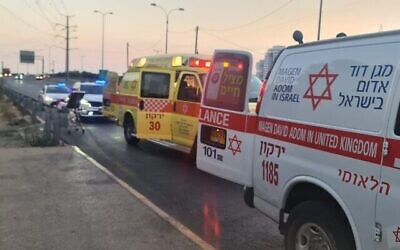 مسعفون في موقع هجوم مشتبه به بين بني براك وغفعات شموئيل، 5 يوليو 2022 (Magen David Adom)
