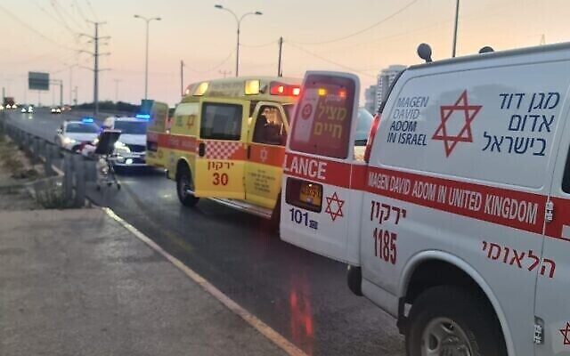مسعفون في موقع هجوم مشتبه به بين بني براك وغفعات شموئيل، 5 يوليو 2022 (Magen David Adom)