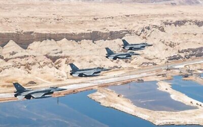 طائرات F-16 التابعة لسلاح الجو اليوناني تحلق في سرب فوق البحر الميت في جنوب إسرائيل، 12 يوليو، 2022 (Israel Defense Forces)