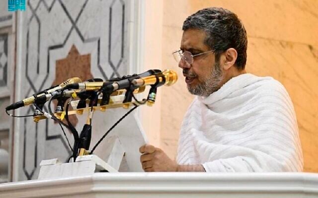 الدكتور محمد بن عبد الكريم العيسى، الأمين العام لرابطة العالم الإسلامي، يتحدث في مسجد نمرة في مكة خلال موسم الحج السنوي، 8 يوليو 2022 (SPA - Saudi state news agency)