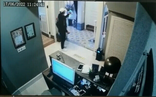 شوهد عميل إيراني مزعوم يصور فندقًا كان يقيم فيه ثلاثة سياح إسرائيليين، وسط خطة لقتلهم، في يونيو 2022، بحسب صحيفة صباح التركية. (لقطة شاشة: Twitter)