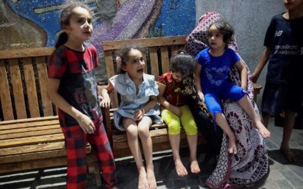 أطفال في رفح أثناء غارة إسرائيلية على قطاع غزة. 6 أغسطس 2022  
 (Photo by SAID KHATIB / AFP)