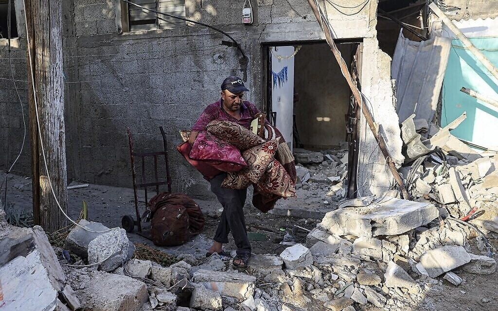 رجل فلسطيني بين أنقاض منزله، بعد الضربات الجوية الإسرائيلية في رفح بجنوب قطاع غزة، 7 أغسطس 2022 (SAID KHATIB / AFP)