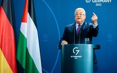 رئيس السلطة الفلسطينية محمود عباس خلال مؤتمر صحفي مشترك مع المستشار الألماني أولاف شولتس في المستشارية في برلين، ألمانيا، 16 أغسطس 2022 (Jens Schlueter / AFP)