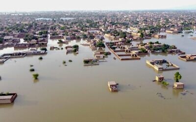 منطقة سكنية غمرت بالفيضانات بعد هطول أمطار موسمية غزيرة في مقاطعة بلوشستان في باكستان، 29 أغسطس 2022 (Fida HUSSAIN / AFP)