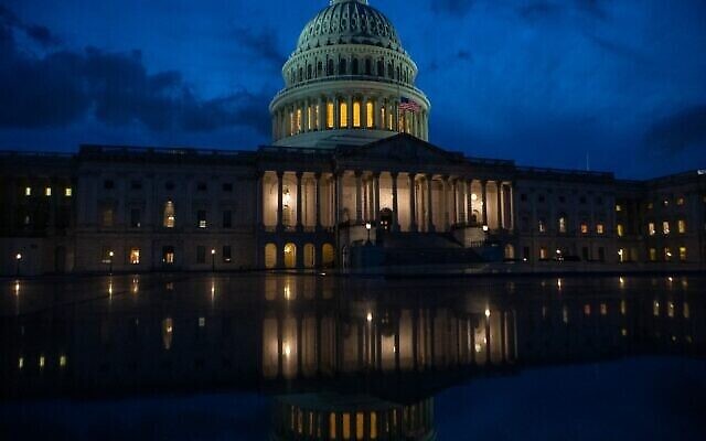 مبنى الكابيتول مساء يوم 6 أغسطس، 2022 في العاصمة الأمريكية واشنطن. (Anna Rose Layden/Getty Images/AFP) مبنى الكابيتول مساء يوم 6 أغسطس، 2022 في العاصمة الأمريكية واشنطن. (Anna Rose Layden/Getty Images/AFP)