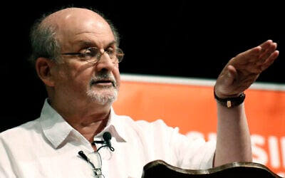 الكاتب سلمان رشدي يتحدث خلال مهرجان  مسيسيبي للكتاب، في  جاكسون بولاية ميسيسيبي الأمريكية، 18 أغسطس، 2018. (AP Photo / Rogelio V. Solis ، File)