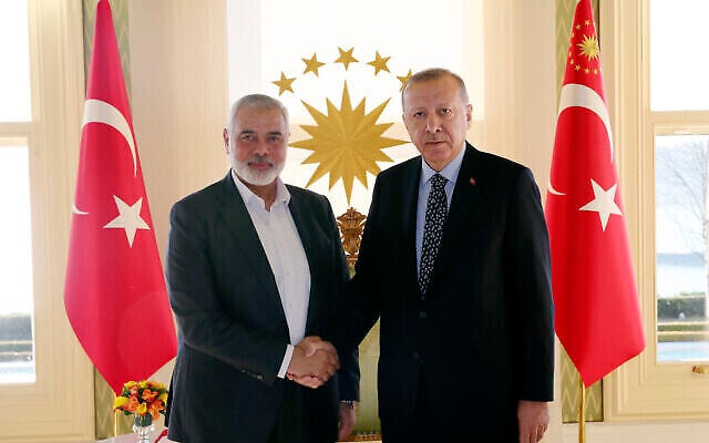 الرئيس التركي رجب طيب أردوغان يصافح زعيم حركة حماس إسماعيل هنية، في اسطنبول، 1 فبراير 2020. (Presidential Press Service via AP، Pool) الرئيس التركي رجب طيب أردوغان يصافح زعيم حركة حماس إسماعيل هنية، في اسطنبول، 1 فبراير 2020. (Presidential Press Service via AP، Pool)