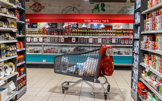 People shop at the Rami Levy supermarket in Modi'in on July 21, 2022. Photo by Yossi Aloni/Flash90 *** Local Caption *** ??? ???
?????
????
??????
?????
???????
??????
????? ???