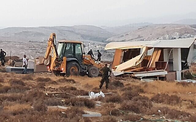 عناصر الإدارة المدنية يهدمون بؤرة رمات ميغرون الاستيطانية ليل الخميس 11 أغسطس، 2022.  (Courtesy Ramat Migron residents)