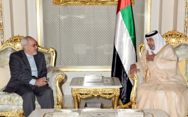 رئيس الإمارات الشيخ خليفة بن زايد آل نهيان (يمين) يلتقي بوزير الخارجية الإيراني محمد جواد ظريف في أبو ظبي، الإمارات العربية المتحدة، 4 ديسمبر 2013 (AP / WAM / File) رئيس الإمارات الشيخ خليفة بن زايد آل نهيان (يمين) يلتقي بوزير الخارجية الإيراني محمد جواد ظريف في أبو ظبي، الإمارات العربية المتحدة، 4 ديسمبر 2013 (AP / WAM / File)