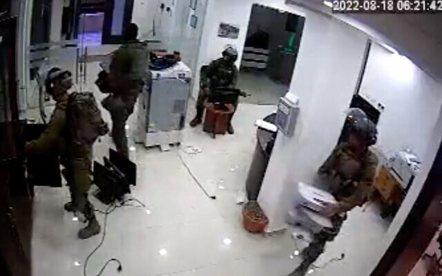 لقطات كاميرات مراقبة تظهر جنود اسرائيليين اثناء مداهمة مكاتب اتحاد لجان العمل الزراعي في رام الله، 16 اغسطس 2022 (Screen capture / Twitter)