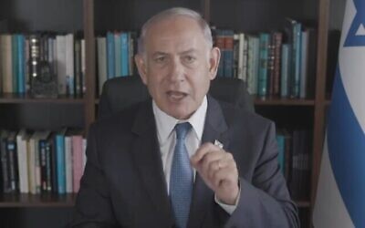 زعيم المعارضة بنيامين نتنياهو يحث حزبي اليمين المتطرف "الصهيونية المتدينة"  و"عوتسما يهوديت" على خوص انتخابات الكنيست المقبلة في قائمة مشتركة، في مقطع فيديو صدر في 23 أغسطس، 2022. (Screen capture: Facebook)