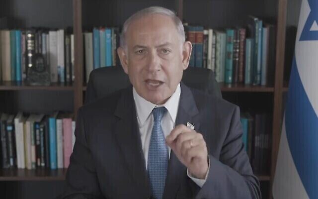 زعيم المعارضة بنيامين نتنياهو يحث حزبي اليمين المتطرف "الصهيونية المتدينة"  و"عوتسما يهوديت" على خوص انتخابات الكنيست المقبلة في قائمة مشتركة، في مقطع فيديو صدر في 23 أغسطس، 2022. (Screen capture: Facebook)