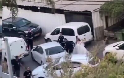 الشرطة تعتقل عروساً بفستان زفافها في بلدة عرّابة في الجليل الأسفل، 28 أغسطس 2022 (screenshot)