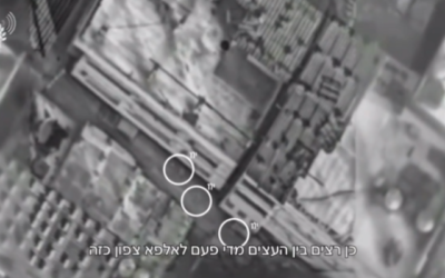 يُظهر مقطع فيديو أطفالاً يلعبون حول منزل القيادي في الجهاد الإسلامي الفلسطيني خالد منصور، مما دفع الجيش الإسرائيلي إلى تأخير الضربة ضده عدة مرات. . (Israel Defense Forces)