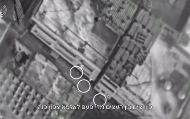 يُظهر مقطع فيديو أطفالاً يلعبون حول منزل القيادي في الجهاد الإسلامي الفلسطيني خالد منصور، مما دفع الجيش الإسرائيلي إلى تأخير الضربة ضده عدة مرات. . (Israel Defense Forces)
