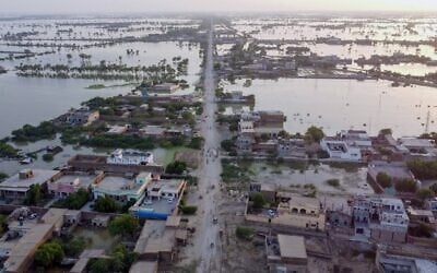 منطقة سكنية غمرت بالفيضانات بعد هطول أمطار موسمية غزيرة في بلدة ديره الله یار، بمقاطعة بلوشستان في باكستان، 1 سبتمبر 2022 (Fida HUSSAIN / AFP)