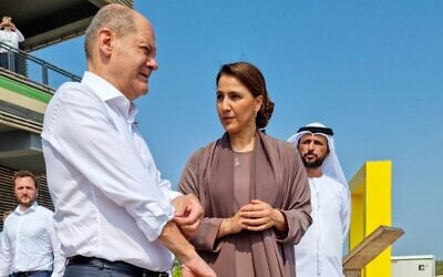 المستشار الألماني أولاف شولز (إلى اليسار) ووزيرة التغير المناخي والبيئة الإماراتية مريم المهيري يتجولان في حديقة قرم الجبيل في أبو ظبي، 25 سبتمبر، 2022.  ( Mohamad Ali Harissi / AFP)