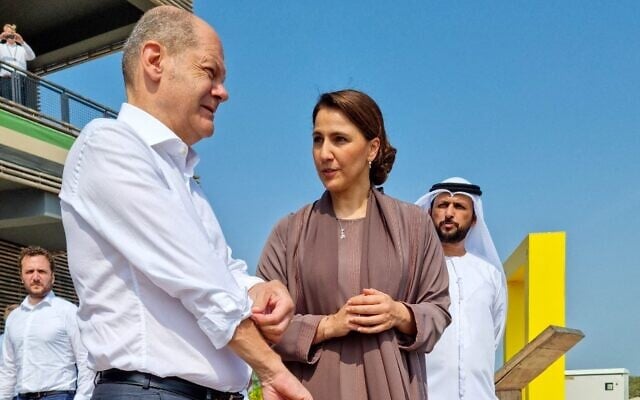 المستشار الألماني أولاف شولز (إلى اليسار) ووزيرة التغير المناخي والبيئة الإماراتية مريم المهيري يتجولان في حديقة قرم الجبيل في أبو ظبي، 25 سبتمبر، 2022. ( Mohamad Ali Harissi / AFP) المستشار الألماني أولاف شولز (إلى اليسار) ووزيرة التغير المناخي والبيئة الإماراتية مريم المهيري يتجولان في حديقة قرم الجبيل في أبو ظبي، 25 سبتمبر، 2022. ( Mohamad Ali Harissi / AFP)
