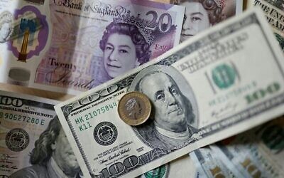 تظهر هذه الصورة التي التقطت في 22 أبريل 2022 الأوراق النقدية بالجنيه الاسترليني والدولار الأمريكي معروضة على طاولة في لندن.  (Tolga Akmen/AFP)