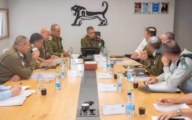 رئيس هيئة أركان الجيش الإسرائيلي أفيف كوخافي يلتقي بمسؤولين عسكريين في مقر القيادة المركزية للجيش في القدس، 28 سبتمبر 2022 (Israel Defense Forces) رئيس هيئة أركان الجيش الإسرائيلي أفيف كوخافي يلتقي بمسؤولين عسكريين في مقر القيادة المركزية للجيش في القدس، 28 سبتمبر 2022 (Israel Defense Forces)
