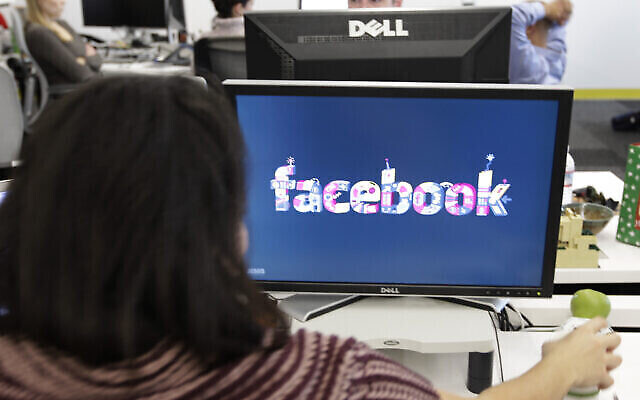 تظهر هذه الصورة التي تم التقاطها في 13 ديسمبر 2011 موظفين داخل مقر Facebook في مينلو بارك، كاليفورنيا. (AP Photo / Paul Sakuma)