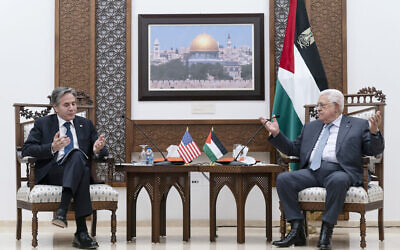 وزير الخارجية الأمريكي أنطوني بلينكن يستمع خلال بيان مشترك مع رئيس السلطة الفلسطينية محمود عباس في 25 مايو 2021، في مدينة رام الله بالضفة الغربية. (AP Photo / Alex Brandon، Pool)