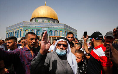 فلسطينيون يحتجون على موافقة محكمة إسرائيلية على صلاة يهودية 'هادئة' في الحرم القدسي، 8 أكتوبر، 2021. (Jamal Awad / Flash90)