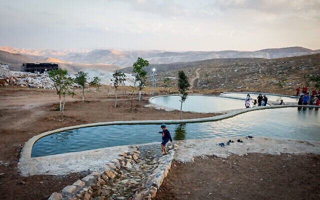 صورة لبركة مياه بنيت حديثا في مستوطنة نوكديم اليهودية في الضفة الغربية، 20 أكتوبر، 2021.(Gershon Elinson / Flash90)