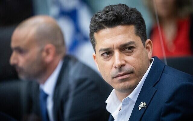 عضو الكنيست عميحاي شيكلي في جلسة للجنة الكنيست بشأن طلب حزب يمينا إعلانه 'منشق'، 25 أبريل، 2022 (Yonatan Sindel / Flash90) عضو الكنيست عميحاي شيكلي في جلسة للجنة الكنيست بشأن طلب حزب يمينا إعلانه 'منشق'، 25 أبريل، 2022 (Yonatan Sindel / Flash90)