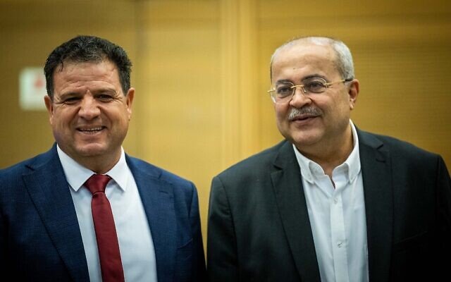أعضاء فصيل الجبهة والقائمة العربية للتغيير يسجلون قائمة مرشحي تحالفهم لدى لجنة الانتخابات المركزية في الكنيست، 15 سبتمبر 2022 (Yonatan Sindel / Flash90)
