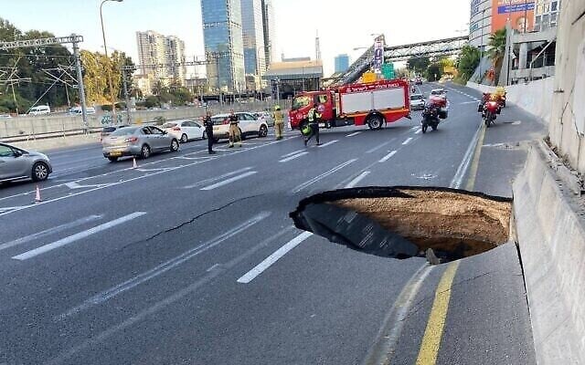 حفرة ظهرت على طريق أيالون السريع في تل أبيب جراء انهيار أرضي، 17 سبتمبر، 2022. (Ayalon Highway)
