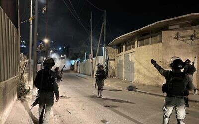 عناصر حرس الحدود يواجهون مثيري شغب فلسطينيين في القدس الشرقية، 26 سبتمبر 2022 (Israel Police)
