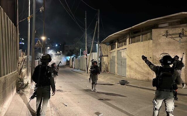 عناصر حرس الحدود يواجهون مثيري شغب فلسطينيين في القدس الشرقية، 26 سبتمبر 2022 (Israel Police)