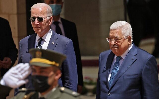 رئيس السلطة الفلسطينية محمود عباس (يمين) يستقبل الرئيس الأمريكي جو بايدن في بيت لحم بالضفة الغربية، 15 يوليو 2022 (Ahmad Gharabli / AFP) رئيس السلطة الفلسطينية محمود عباس (يمين) يستقبل الرئيس الأمريكي جو بايدن في بيت لحم بالضفة الغربية، 15 يوليو 2022 (Ahmad Gharabli / AFP)