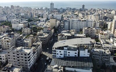 تُظهر هذه الصورة التي التقطت في 6 سبتمبر، 2022 منظرًا جويا لألواح شمسية موضوعة فوق مبنى مخبز تُستخدم لتشغيله، في مدينة غزة في الجيب الفلسطيني. ( MOHAMMED ABED / AFP)