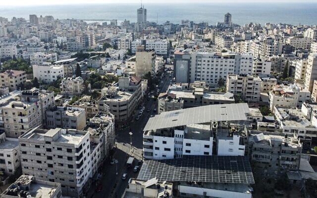 تُظهر هذه الصورة التي التقطت في 6 سبتمبر، 2022 منظرًا جويا لألواح شمسية موضوعة فوق مبنى مخبز تُستخدم لتشغيله، في مدينة غزة في الجيب الفلسطيني. ( MOHAMMED ABED / AFP) تُظهر هذه الصورة التي التقطت في 6 سبتمبر، 2022 منظرًا جويا لألواح شمسية موضوعة فوق مبنى مخبز تُستخدم لتشغيله، في مدينة غزة في الجيب الفلسطيني. ( MOHAMMED ABED / AFP)