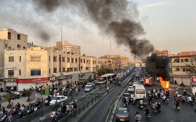 صورة حصلت عليها وكالة فرانس برس خارج إيران، تُظهر دراجة نارية مشتعلة في العاصمة طهران، في 8 أكتوبر 2022 (AFP)