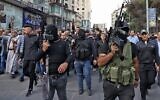 مسلحون في جنازة القتلى في اشتباكات اندلعت بعد عملية ليلية اسرائيلية ضد جماعة "عرين الأسود"  في مدينة نابلس بالضفة الغربية، 25 أكتوبر، 2022. (RONALDO SCHEMIDT / AFP)