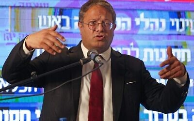 عضو الكنيست ايتمار بن غفير، زعيم حزب عوتسما يهوديت اليميني المتطرف، يتحدث خلال مؤتمر صحفي قبل الانتخابات المقبلة في القدس، 30 أكتوبر، 2022. (Ahmad Gharabli / AFP)