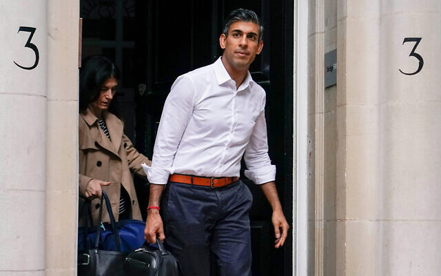 مرشح قيادة حزب المحافظين البريطاني ريشي سوناك يغادر مكتب حملته في لندن، 23 أكتوبر 2022 (AP Photo / Alberto Pezzali)