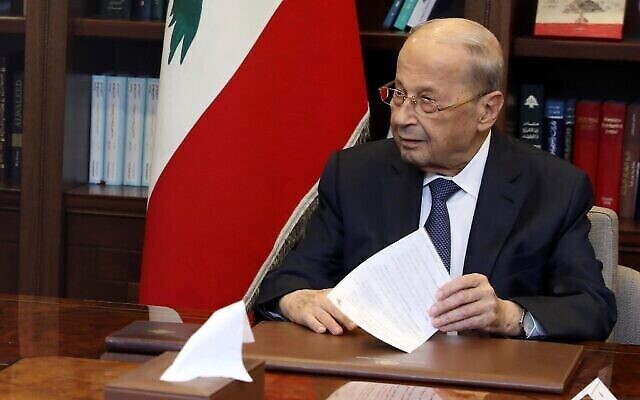 في هذه الصورة التي نشرتها مؤسسة التصوير الرسمية للدولة اللبنانية "دالاتي نهرا"، يلتقي الرئيس اللبناني ميشال عون، على اليمين، مع المبعوث الأمريكي لشؤون الطاقة عاموس هوكستين  في القصر الرئاسي، في بيروت، لبنان، 9 سبتمبر، 2022. Dalati Nohra via AP)
