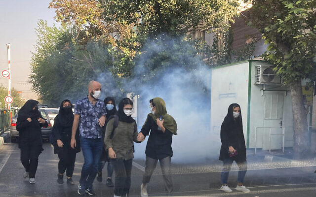 صورة التقطها شخص لا يعمل في وكالة أسوشيتد برس وحصلت عليها الوكالة خارج إيران، تظهر إطلاق قوات الأمن الغاز المسيل للدموع لتفريق المتظاهرين أمام جامعة طهران، إيران، 1 أكتوبر 2022 (AP Photo)