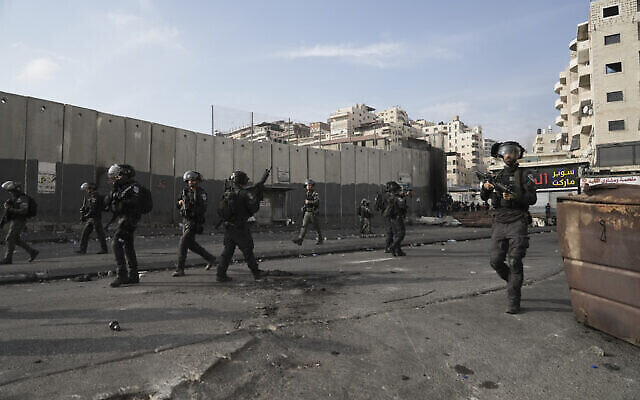 إشتباكات بين فلسطينيين وقوات الشرطة الإسرائيلية في مخيم شعفاط 12 أكتوبر 2022AP Photo/Mahmoud Illean إشتباكات بين فلسطينيين وقوات الشرطة الإسرائيلية في مخيم شعفاط 12 أكتوبر 2022AP Photo/Mahmoud Illean
