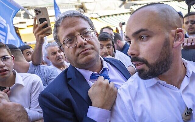 زعيم حزب ’عوتسما يهوديت’ إيتمار بن غفير يقوم بجولة في سوق محانيه يهودا في القدس في 28 أكتوبر، 2022، قبل انتخابات الكنيست المقبلة. (Olivier Ftoussi / Flash90) زعيم حزب ’عوتسما يهوديت’ إيتمار بن غفير يقوم بجولة في سوق محانيه يهودا في القدس في 28 أكتوبر، 2022، قبل انتخابات الكنيست المقبلة. (Olivier Ftoussi / Flash90)