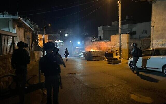 عناصر الأمن ترد على احتجاجات عنيفة في حي العيسوية بالقدس الشرقية في 12 أكتوبر، 2022. (Israel Police عناصر الأمن ترد على احتجاجات عنيفة في حي العيسوية بالقدس الشرقية في 12 أكتوبر، 2022. (Israel Police