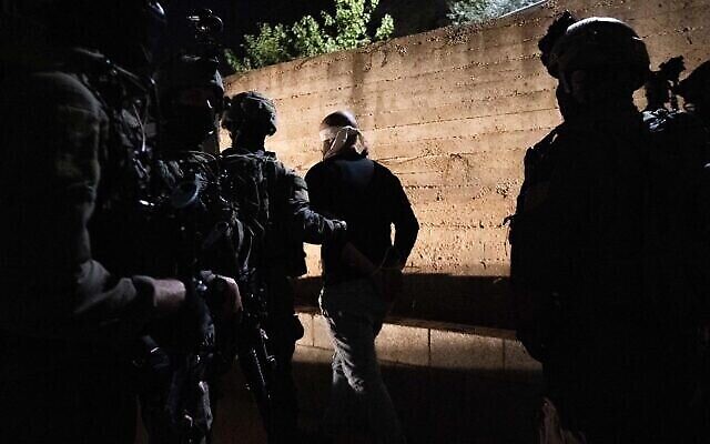 القوات الإسرائيلية تعتقل فلسطينيا مطلوبا في الضفة الغربية، 26 أكتوبر، 2022. (Israe Defense Forces)