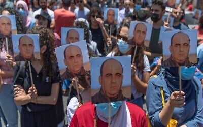 الصورة الرئيسية: متظاهرون غاضبون يحملون صور نزار بنات، الناقد الصريح للسلطة الفلسطينية، ويرددون شعارات مناهضة للسلطة الفلسطينية خلال مسيرة احتجاجية على مقتله ، على يد عناصر أمن في السلطة الفلسطينية ، في مدينة رام الله بالضفة الغربية، 24 يونيو، 2021. (AP/Nasser Nasser)