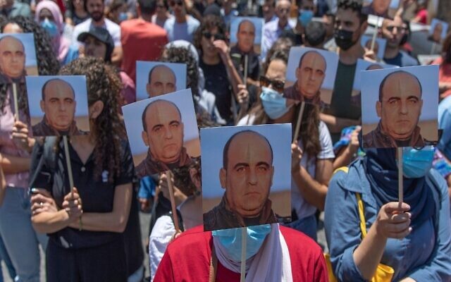 الصورة الرئيسية: متظاهرون غاضبون يحملون صور نزار بنات، الناقد الصريح للسلطة الفلسطينية، ويرددون شعارات مناهضة للسلطة الفلسطينية خلال مسيرة احتجاجية على مقتله ، على يد عناصر أمن في السلطة الفلسطينية ، في مدينة رام الله بالضفة الغربية، 24 يونيو، 2021. (AP/Nasser Nasser)